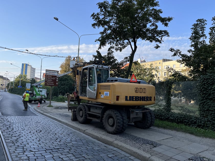 W ramach modernizacji ul. Pomorskiej zdemontowano część sieci trakcyjnej