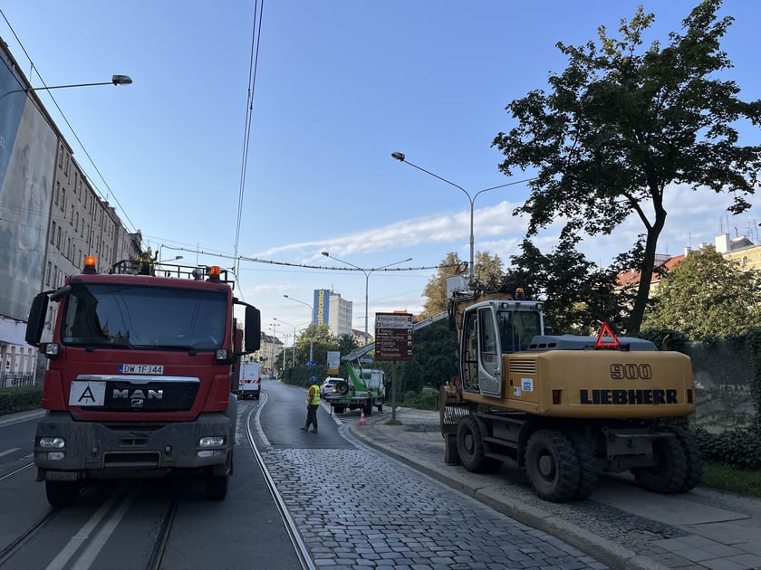W ramach modernizacji ul. Pomorskiej zdemontowano część sieci trakcyjnej