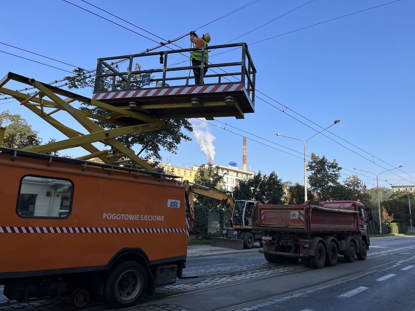 W ramach modernizacji ul. Pomorskiej zdemontowano część sieci trakcyjnej