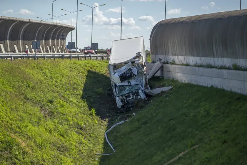 W ubiegłym tygodniu takie widoki mieli kierowcy jadący AOW. Ciężarówka wypadła z trasy...