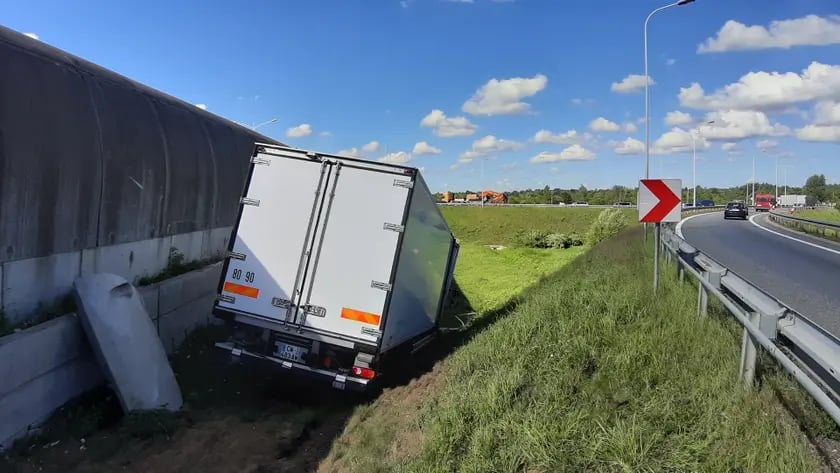 W ubiegłym tygodniu takie widoki mieli kierowcy jadący AOW. Ciężarówka wypadła z trasy...