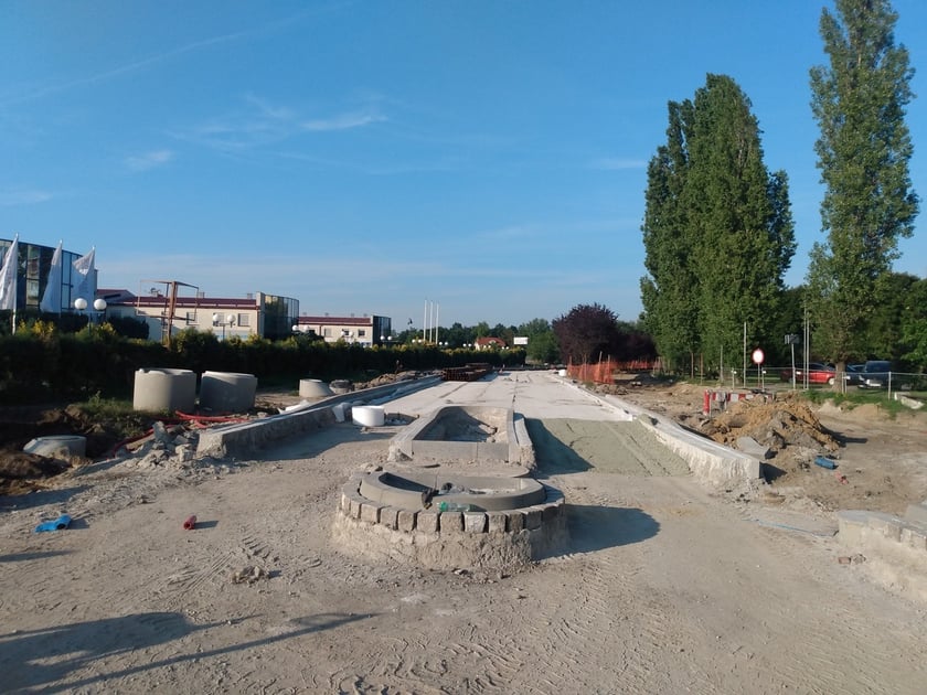Na ul. Rogowskiej na Nowym Dworze trwa kładzenie szyn pod przyszłe torowisko