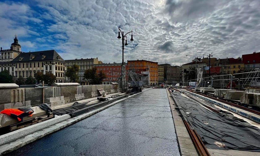 Świeża warstwa asfaltu i maszkarony na balustradzie to nowości na moście Pomorskim Południowym