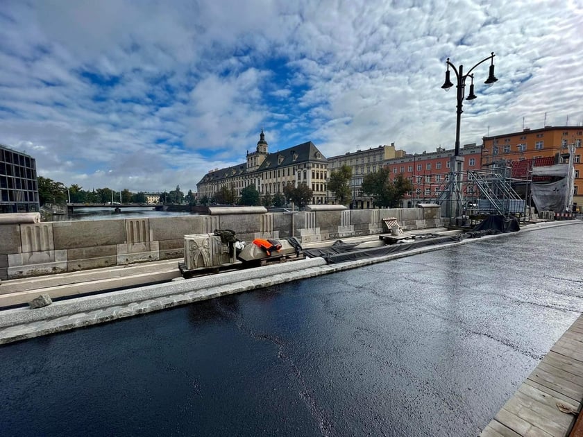 Świeża warstwa asfaltu i maszkarony na balustradzie to nowości na moście Pomorskim Południowym