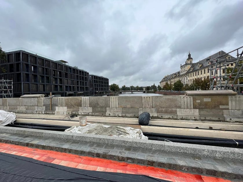 Świeża warstwa asfaltu i maszkarony na balustradzie to nowości na moście Pomorskim Południowym