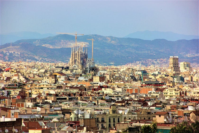 Barcelona, Hiszpania. Miasto, w którym na turystów czekają Sagrada Familia, La Rambla i? Robert Lewandowski. Z Wrocławia do Barcelony lata Wizzair, a koszt biletów w obie strony w terminie 30 października ? 3 listopada wynosi 464 zł. Choć do hiszpańskiego miasta nie zawsze dolecimy tak niedrogo, warto na bieżąco monitorować ceny, ponieważ atrakcyjne oferty wcale nie są rzadkością!