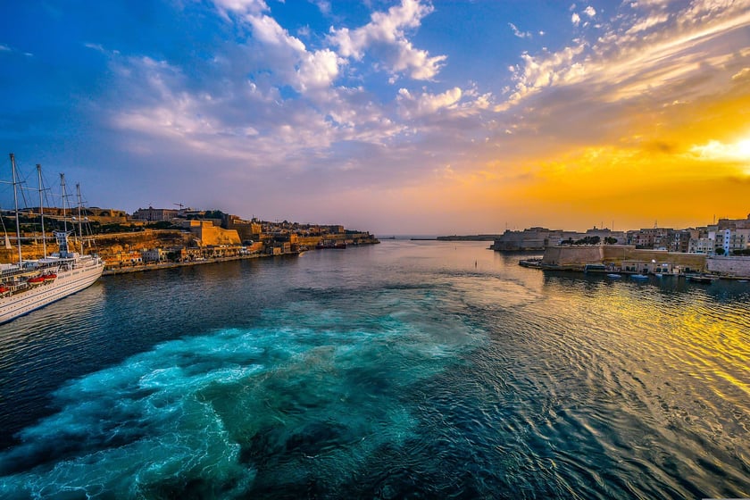 Malta. Malta to najdalej na południe wysunięte państwo Europy. Klimatyczne zabytki, cuda natury, wiele atrakcji i piękne plaże ? to wszystko oferuje kraj, w którym przez 300 dni w roku świeci słońce. Na Maltę dolecimy liniami Ryanair. W terminie 2-5 października podróż w obie strony kosztuje 524 zł. Tanich połączeń jest jednak znacznie więcej!