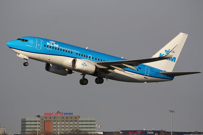 17. miejsce w rankingu Skytrax ? KLM Royal Dutch Airlines. Holenderska linia, która oferuje połączenia do stolicy kraju ? Amsterdamu.