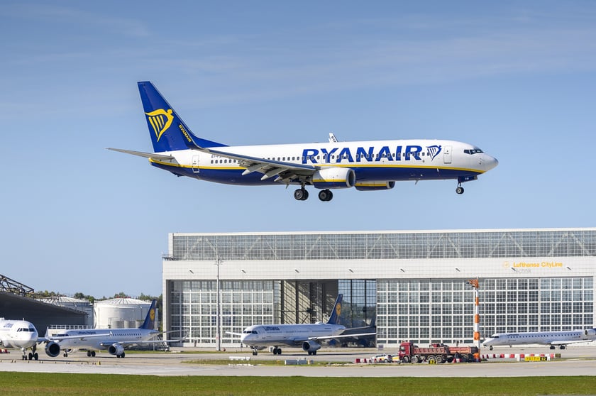 40. miejsce w rankingu Skytrax ? Ryanair. Najlepsze tanie linie lotnicze w Europie. Samolotami Ryanair dolecimy między innymi do Alicante, Aten, Barcelony, Bolonii, Brukseli, Edynburga, Londynu, Neapolu, Malagi, Mediolanu, Paryża, Palermo czy na Kretę.