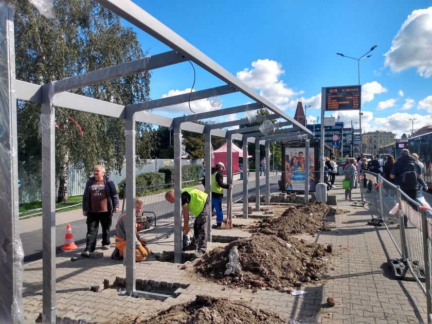 Powstaje droga rowerowa przy wyjeździe z przejścia podziemnego pod pl. Jana Pawła II