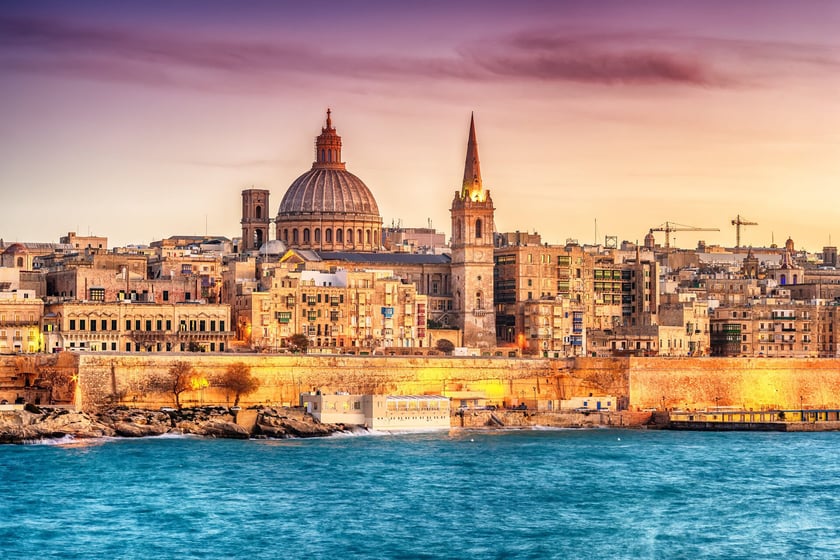 Malta to wyspiarskie państwo-miasto położone na Morzu Śródziemnym, 81 km na południe od Włoch. Kusi pięknymi widokami i piaszczystymi plażami