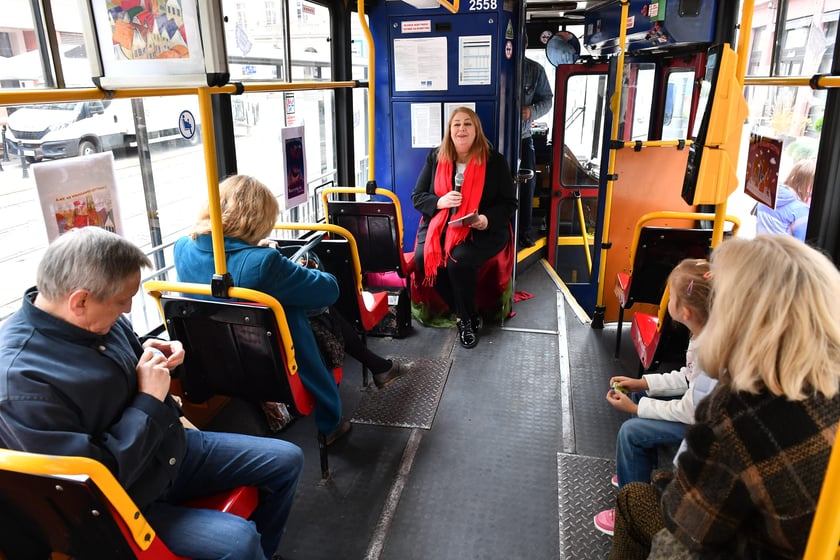 Tramwaj ?Czytuś? to zabytkowy Konstal 105NA #2558. Pasażerami tramwaju byli wrocławscy uczniowie, którym fragmenty książek i opowiadań czytały znane osoby związane z Wrocławiem