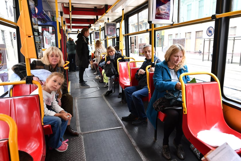 Tramwaj ?Czytuś? to zabytkowy Konstal 105NA #2558. Pasażerami tramwaju byli wrocławscy uczniowie, którym fragmenty książek i opowiadań czytały znane osoby związane z Wrocławiem