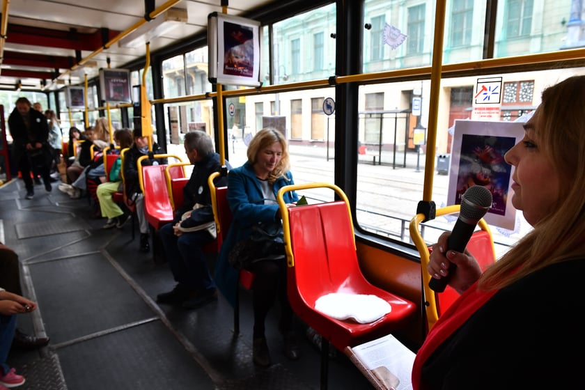 Tramwaj ?Czytuś? to zabytkowy Konstal 105NA #2558. Pasażerami tramwaju byli wrocławscy uczniowie, którym fragmenty książek i opowiadań czytały znane osoby związane z Wrocławiem