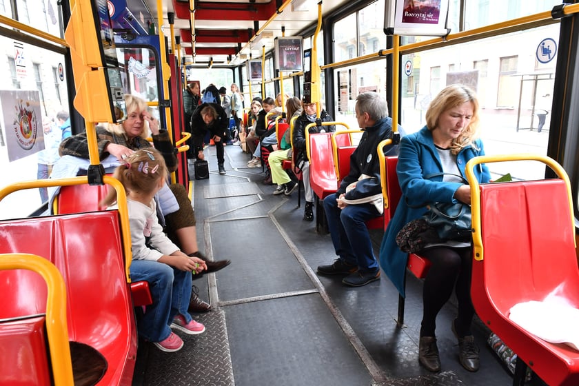 Tramwaj ?Czytuś? to zabytkowy Konstal 105NA #2558. Pasażerami tramwaju byli wrocławscy uczniowie, którym fragmenty książek i opowiadań czytały znane osoby związane z Wrocławiem