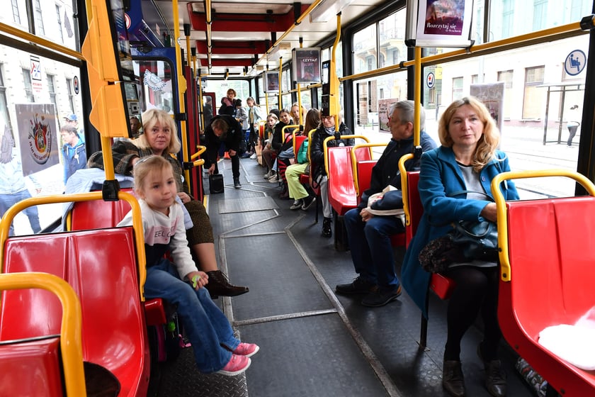 Tramwaj ?Czytuś? to zabytkowy Konstal 105NA #2558. Pasażerami tramwaju byli wrocławscy uczniowie, którym fragmenty książek i opowiadań czytały znane osoby związane z Wrocławiem