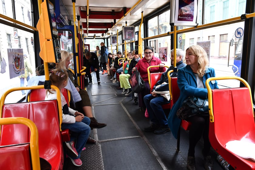 Tramwaj ?Czytuś? to zabytkowy Konstal 105NA #2558. Pasażerami tramwaju byli wrocławscy uczniowie, którym fragmenty książek i opowiadań czytały znane osoby związane z Wrocławiem