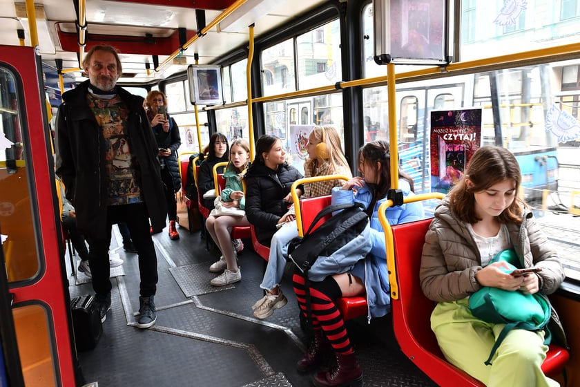 Tramwaj ?Czytuś? to zabytkowy Konstal 105NA #2558. Pasażerami tramwaju byli wrocławscy uczniowie, którym fragmenty książek i opowiadań czytały znane osoby związane z Wrocławiem