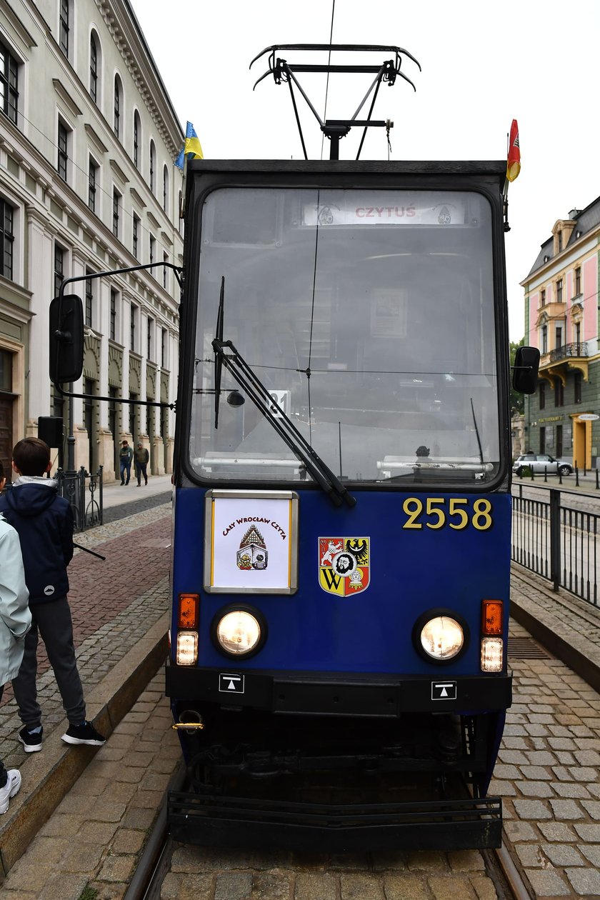 Tramwaj ?Czytuś? to zabytkowy Konstal 105NA #2558. Pasażerami tramwaju byli wrocławscy uczniowie, którym fragmenty książek i opowiadań czytały znane osoby związane z Wrocławiem