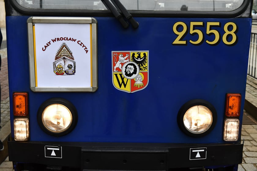 Tramwaj ?Czytuś? to zabytkowy Konstal 105NA #2558. Pasażerami tramwaju byli wrocławscy uczniowie, którym fragmenty książek i opowiadań czytały znane osoby związane z Wrocławiem