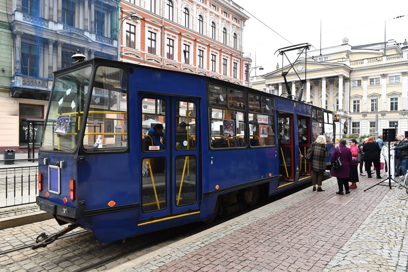 Tramwaj ?Czytuś? to zabytkowy Konstal 105NA #2558. Pasażerami tramwaju byli wrocławscy uczniowie, którym fragmenty książek i opowiadań czytały znane osoby związane z Wrocławiem