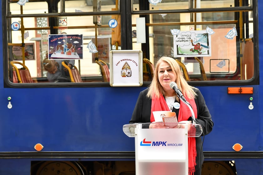 Tramwaj ?Czytuś? to zabytkowy Konstal 105NA #2558. Pasażerami tramwaju byli wrocławscy uczniowie, którym fragmenty książek i opowiadań czytały znane osoby związane z Wrocławiem
