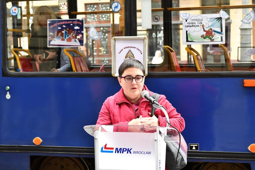 Tramwaj ?Czytuś? to zabytkowy Konstal 105NA #2558. Pasażerami tramwaju byli wrocławscy uczniowie, którym fragmenty książek i opowiadań czytały znane osoby związane z Wrocławiem