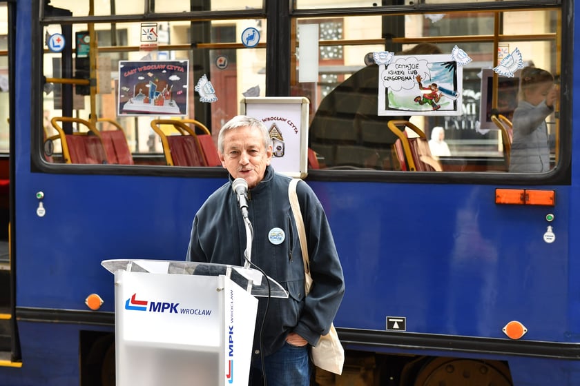Tramwaj ?Czytuś? to zabytkowy Konstal 105NA #2558. Pasażerami tramwaju byli wrocławscy uczniowie, którym fragmenty książek i opowiadań czytały znane osoby związane z Wrocławiem