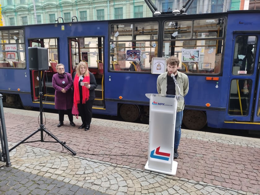Tramwaj ?Czytuś? to zabytkowy Konstal 105NA #2558. Pasażerami tramwaju byli wrocławscy uczniowie, którym fragmenty książek i opowiadań czytały znane osoby związane z Wrocławiem