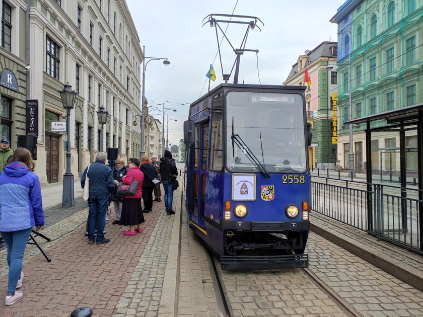 Tramwaj ?Czytuś? to zabytkowy Konstal 105NA #2558. Pasażerami tramwaju byli wrocławscy uczniowie, którym fragmenty książek i opowiadań czytały znane osoby związane z Wrocławiem
