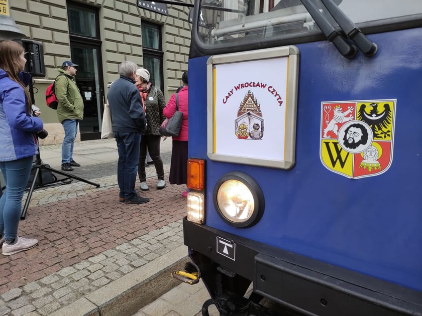 Tramwaj ?Czytuś? to zabytkowy Konstal 105NA #2558. Pasażerami tramwaju byli wrocławscy uczniowie, którym fragmenty książek i opowiadań czytały znane osoby związane z Wrocławiem