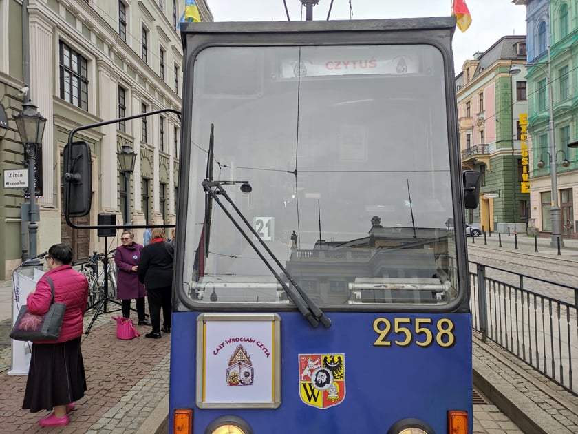 Tramwaj ?Czytuś? to zabytkowy Konstal 105NA #2558. Pasażerami tramwaju byli wrocławscy uczniowie, którym fragmenty książek i opowiadań czytały znane osoby związane z Wrocławiem