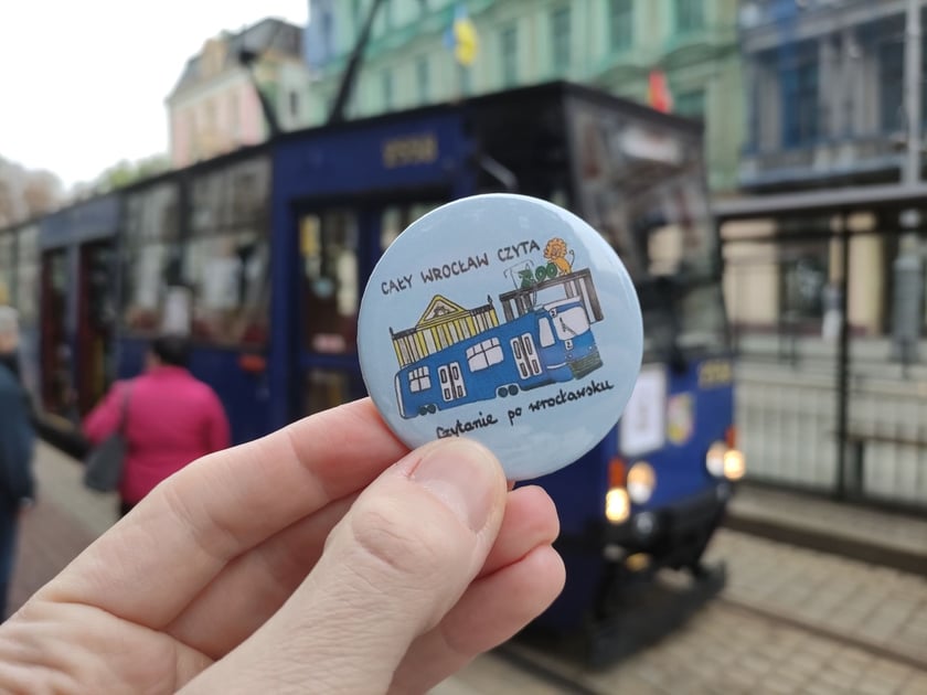 Tramwaj ?Czytuś? to zabytkowy Konstal 105NA #2558. Pasażerami tramwaju byli wrocławscy uczniowie, którym fragmenty książek i opowiadań czytały znane osoby związane z Wrocławiem