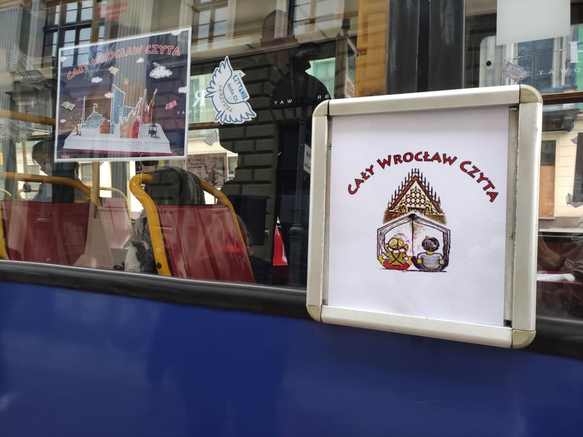 Tramwaj ?Czytuś? to zabytkowy Konstal 105NA #2558. Pasażerami tramwaju byli wrocławscy uczniowie, którym fragmenty książek i opowiadań czytały znane osoby związane z Wrocławiem
