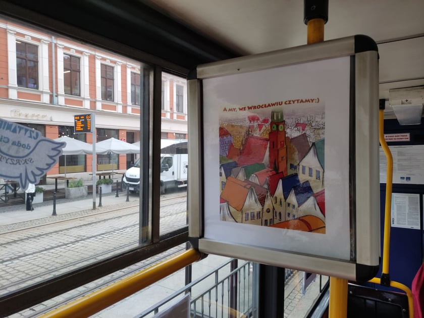 Tramwaj ?Czytuś? to zabytkowy Konstal 105NA #2558. Pasażerami tramwaju byli wrocławscy uczniowie, którym fragmenty książek i opowiadań czytały znane osoby związane z Wrocławiem