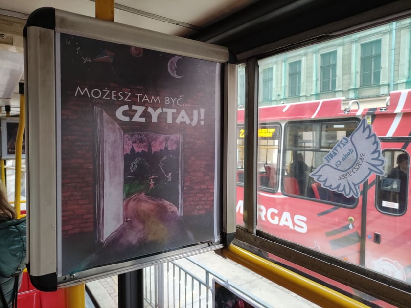 Tramwaj ?Czytuś? to zabytkowy Konstal 105NA #2558. Pasażerami tramwaju byli wrocławscy uczniowie, którym fragmenty książek i opowiadań czytały znane osoby związane z Wrocławiem