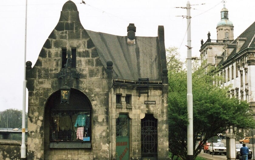 Na zdjęciu jedna ze strażnic przy wjeździe na most pomorski Południowy w 1991 roku