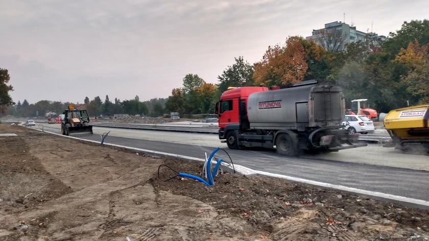 Na zdjęciu prace przy kładzeniu asfaltu na odcinku AWW pomiędzy ulicami Olszewskiego i Dembowskiego