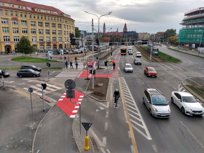 Droga rowerowa od wyjazdu spod przejścia podziemnego pod pl. Jana Pawła II w stronę ul. Rybackiej