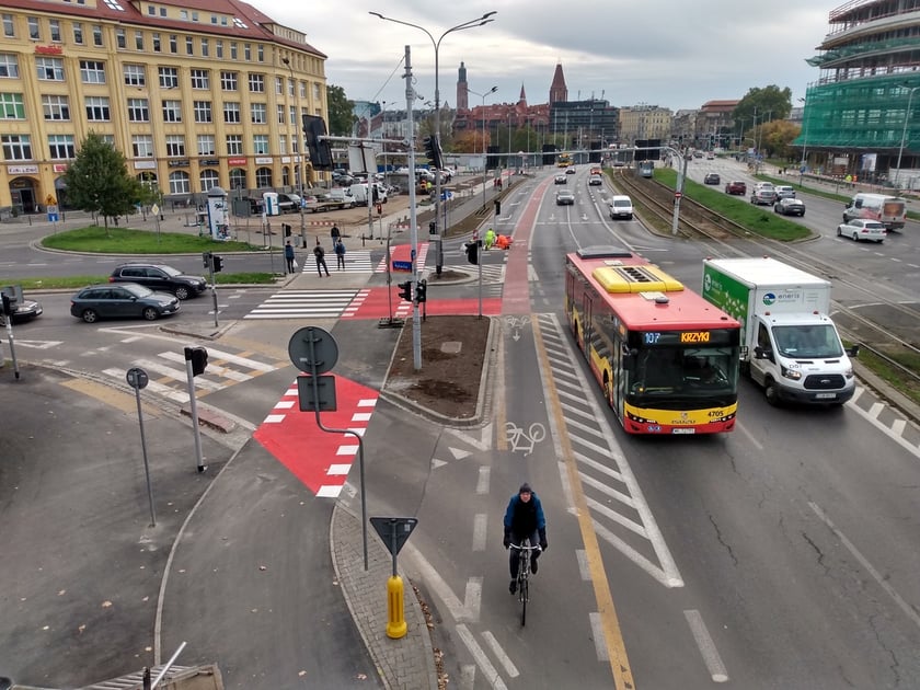 Droga rowerowa od wyjazdu spod przejścia podziemnego pod pl. Jana Pawła II w stronę ul. Rybackiej