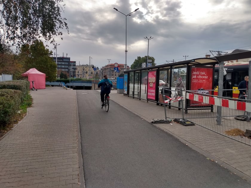 Droga rowerowa od wyjazdu spod przejścia podziemnego pod pl. Jana Pawła II w stronę ul. Rybackiej