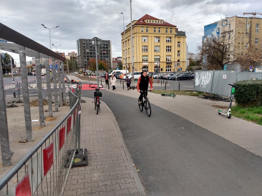 Droga rowerowa od wyjazdu spod przejścia podziemnego pod pl. Jana Pawła II w stronę ul. Rybackiej