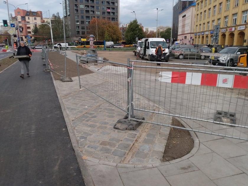 Droga rowerowa od wyjazdu spod przejścia podziemnego pod pl. Jana Pawła II w stronę ul. Rybackiej