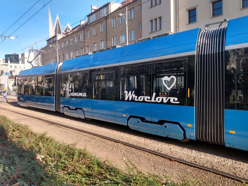 Nowy tramwaj w barwach MPK Wrocław podczas prezentacji na ul. Widok