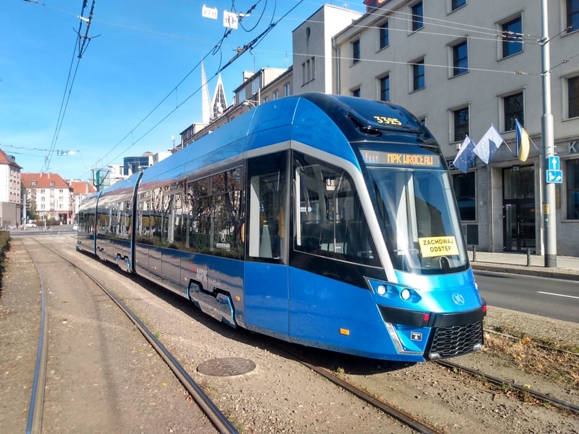 Nowy tramwaj w barwach MPK Wrocław podczas prezentacji na ul. Widok