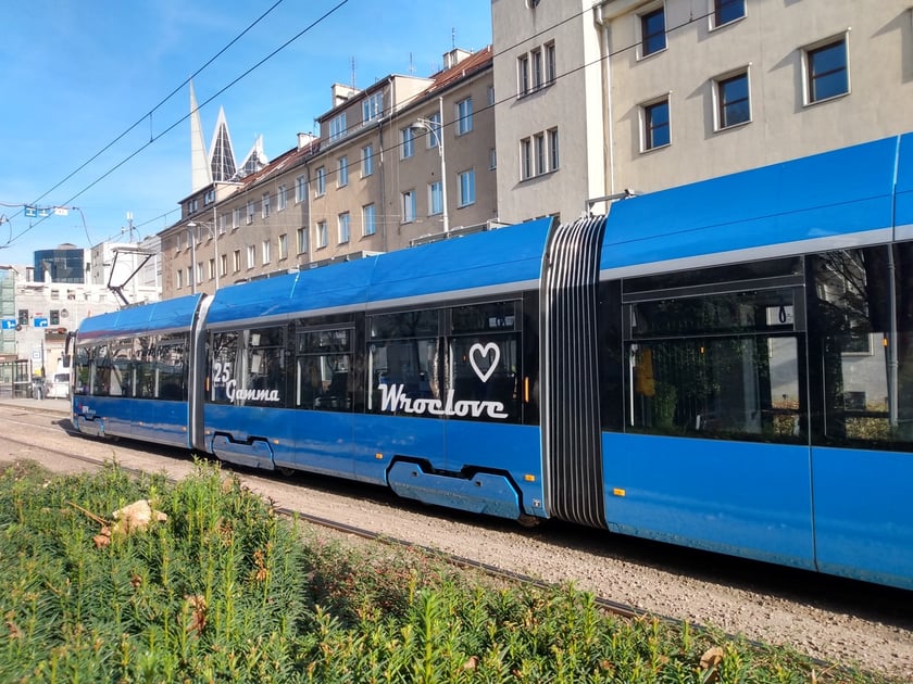 Nowy tramwaj w barwach MPK Wrocław podczas prezentacji na ul. Widok