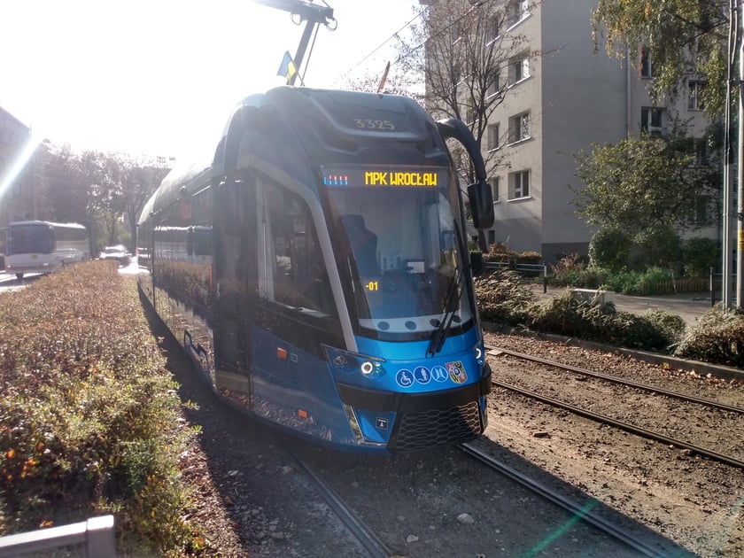 Nowy tramwaj w barwach MPK Wrocław podczas prezentacji na ul. Widok