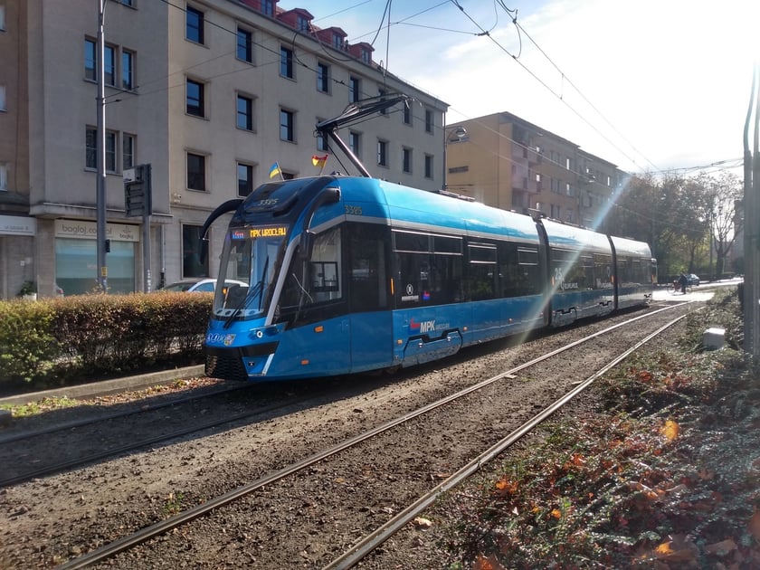 Nowy tramwaj w barwach MPK Wrocław podczas prezentacji na ul. Widok