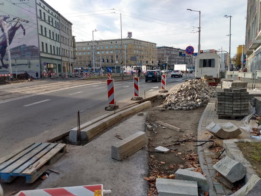 Na zdjęciu budowa drogi rowerowej wzdłuż ul. Sądowej, na odcinku od pl. Legionów do Promenady Staromiejskiej