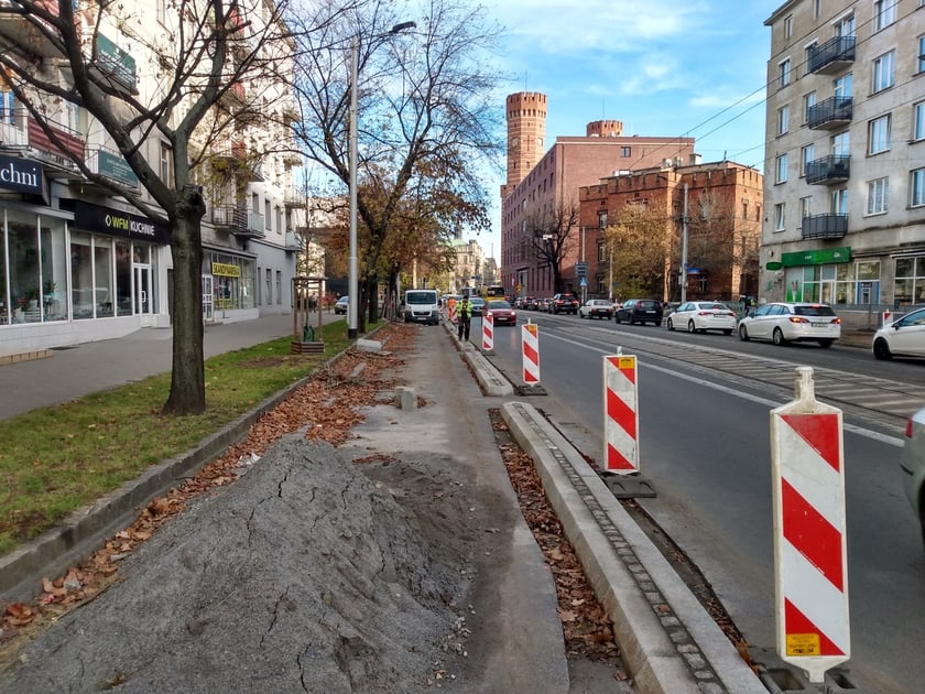 Na zdjęciu budowa drogi rowerowej wzdłuż ul. Sądowej, na odcinku od pl. Legionów do Promenady Staromiejskiej